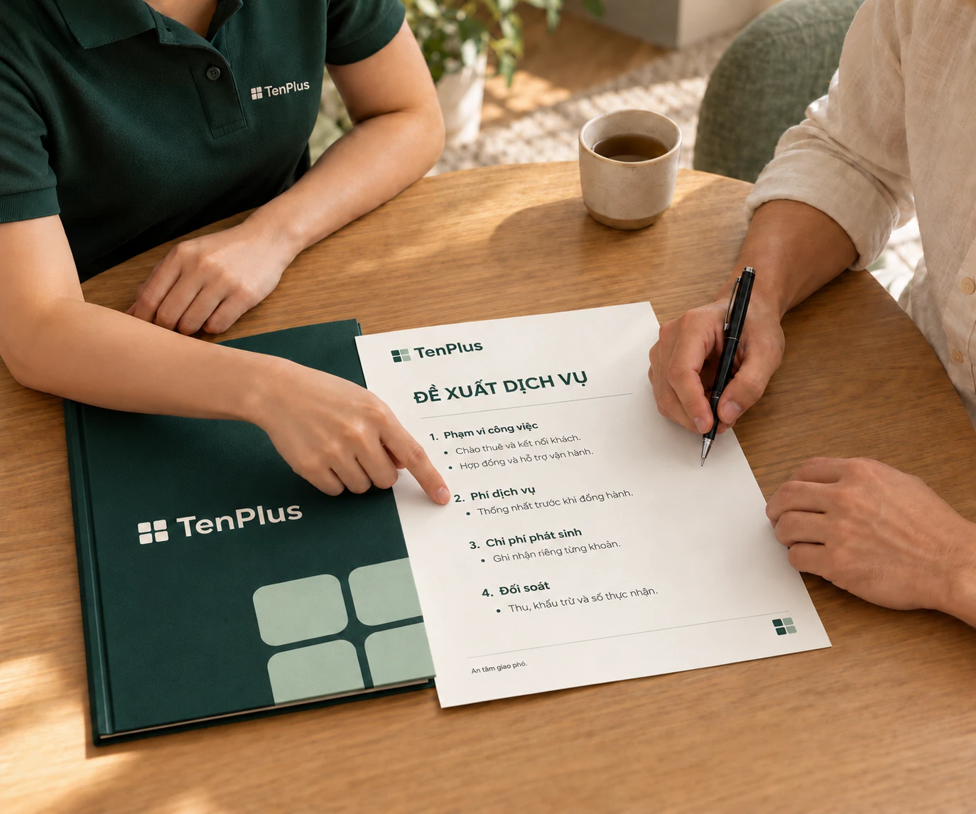 Nhân viên TenPlus cùng chủ nhà xem bản đề xuất dịch vụ: phạm vi công việc, phí dịch vụ, chi phí phát sinh và đối soát